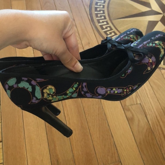 Stuart Weitzman Round toe heels with pattern - Picture 1 of 5
